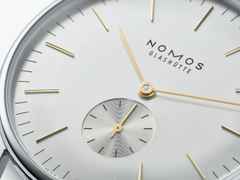 Nomos Glashütte Orion 38 Silber Handaufzug Edelstahl 38mm silberfarbenes Zifferblatt braunes Lederband Glasboden – Herrenuhren Uhr ohne Datum aus Edelstahl. Das Gehäuse ist rund und silber. Das Lederarmband ist grau. Das Zifferblatt ist ein Index in silber. – Ansicht 2