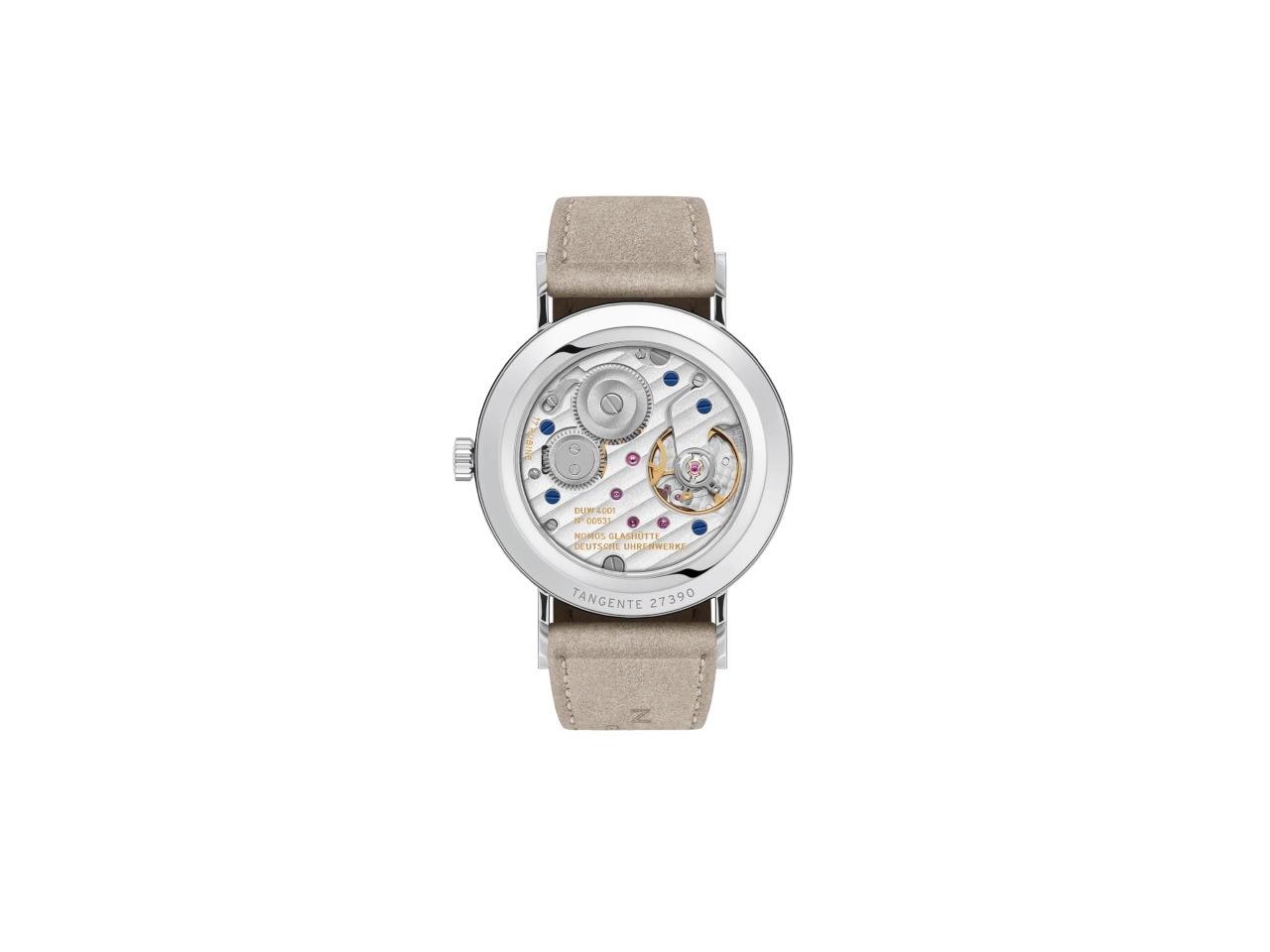 Nomos Glashütte Tangente 33 Champagner Handaufzug Edelstahl 33mm beiges Zifferblatt beiges Lederband Glasboden – Damenuhren Uhr ohne Datum aus Edelstahl. Das Gehäuse ist rund und silber. Das Lederarmband ist beige. Das Zifferblatt ist arabisch Index und beige. – Ansicht 5