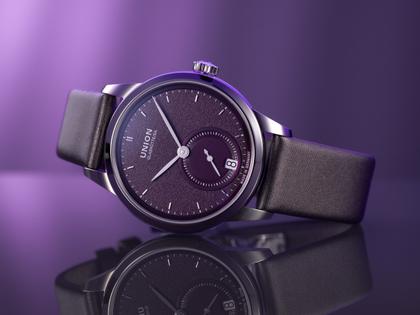 Union Glashütte 1893 Johannes Dürrstein Edition Kleine Sekunde Automatik Edelstahl 34mm violettes Zifferblatt graues Lederband – Damenuhren Uhr mit Datum aus Edelstahl und Leder. Das Gehäuse ist rund und silber. Das Lederarmband ist grau. Das Zifferblatt ist ein Index in lila. – Ansicht 2