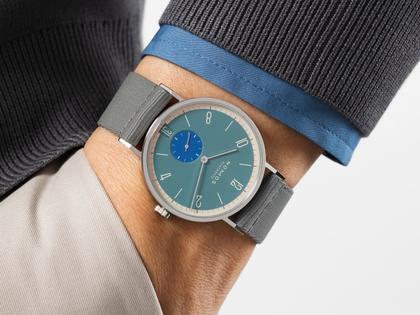 Nomos Glashütte Tangente 38 Datum "175 Years Watchmaking - Super Sardine" Handaufzug Edelstahl blaues Zifferblatt graues Textilband Glasboden – Herrenuhren Uhr mit Datum aus Edelstahl. Das Gehäuse ist rund und silber. Das Textilarmband ist grau. Das Zifferblatt ist arabisch Index und blau. – Ansicht 7