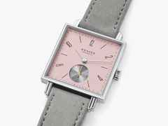Nomos Glashütte Tetra Die Wildentschlossene Handaufzug Edelstahl 29mm rosafarbenes Zifferblatt graues Veloursband Glasboden – Damenuhren Uhr ohne Datum aus Edelstahl und Leder. Das Gehäuse ist quadratisch und silber. Das Lederarmband ist grau. Das Zifferblatt ist arabisch Index und rosa. – Ansicht 3