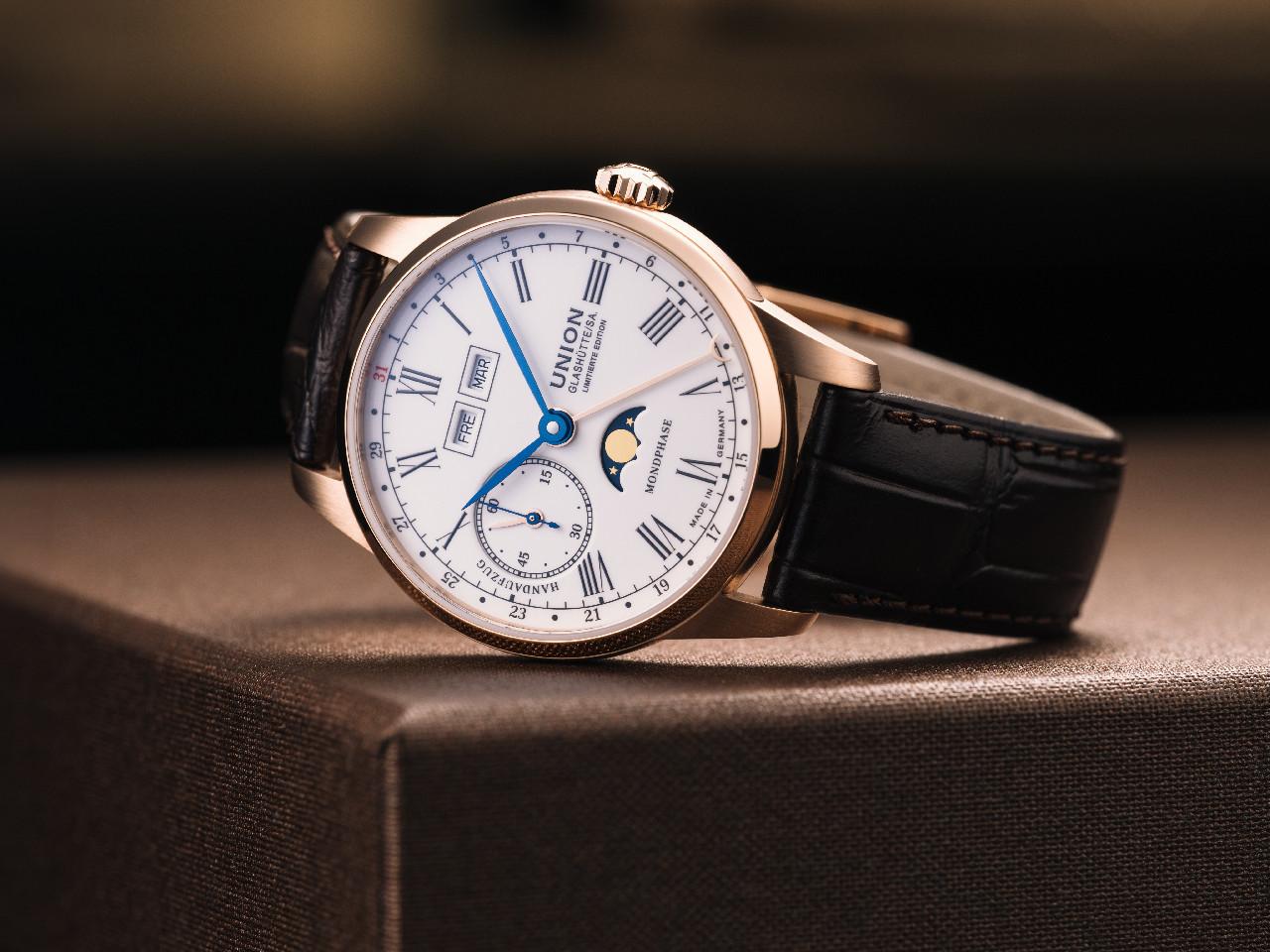 Union Glashütte 1893 Johannes Dürrstein Mondphase Limited Edition Handaufzug Rotgold 41mm weißes Zifferblatt braunes Lederband – Herrenuhren Uhr mit Datum aus 750 Rotgold und Leder. Das Gehäuse ist rund und roségold. Das Lederarmband ist braun. Das Zifferblatt ist arabisch römisch und weiß. – Ansicht 6
