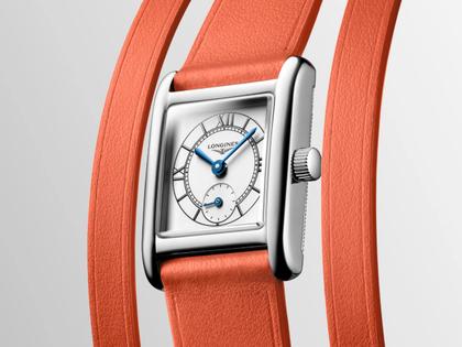 Longines DolceVita   Mini Quarz Edelstahl 22x29mm silbernes Zifferblatt orangefarbenes Lederband – Damenuhren Uhr ohne Datum aus Edelstahl und Leder. Das Gehäuse ist rechteckig und silber. Das Lederarmband ist orange. Das Zifferblatt ist römisch und silber. – Ansicht 2
