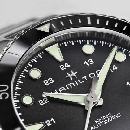 Hamilton Khaki Navy Scuba Automatic Edelstahl 43mm schwarzes Zifferblatt Metallband – Herrenuhren Uhr ohne Datum aus Edelstahl. Das Gehäuse ist rund und silber. Das Edelstahlarmband ist silber. Das Zifferblatt ist ein Index in schwarz. – Ansicht 4