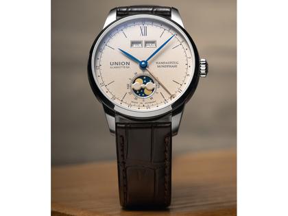 Union Glashütte 1893 Johannes Dürrstein Edition Doppelmondphase Handaufzug Edelstahl 41mm beiges Zifferblatt braunes Lederband – Herrenuhren Uhr mit Datum aus Edelstahl und Leder. Das Gehäuse ist rund und silber. Das Lederarmband ist braun. Das Zifferblatt ist römisch Index und beige. – Ansicht 4