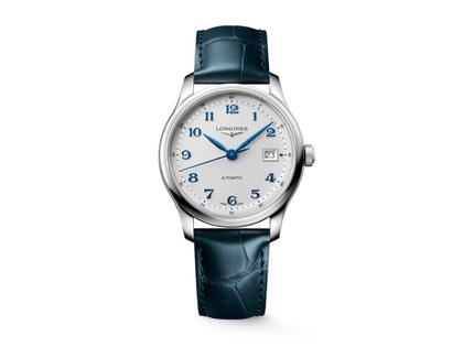 Longines Master Collection Automatik Edelstahl 39mm silbernes Zifferblatt blaues Lederband – Herrenuhren Uhr mit Datum aus Edelstahl und Leder. Das Gehäuse ist rund und silber. Das Lederarmband Kroko / Alligator ist blau. Das Zifferblatt ist arabisch und silber.