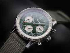 Sinn Spezialuhren 903 St II G Navigationschronograph Automatik Edelstahl 41mm grünes Zifferblatt braunes Lederband – Herrenuhren Chronograph aus Edelstahl und Leder. Das Gehäuse ist rund und silber. Das Lederarmband ist braun. Das Zifferblatt ist arabisch Index und grün. – Ansicht 4