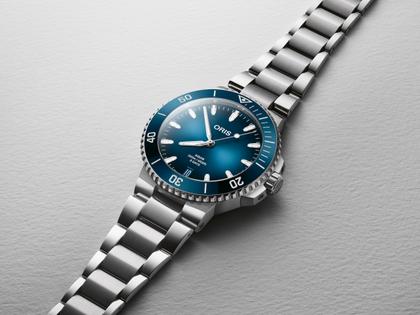Oris Aquis Date Calibre 400 Automatik Edelstahl 43,5mm blaues Zifferblatt Metallband – Herrenuhren Uhr mit Datum aus Edelstahl und Keramik. Das Gehäuse ist rund und silber. Das Edelstahlarmband ist silber. Das Zifferblatt ist ein Index in blau. – Ansicht 4