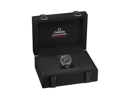 Omega Speedmaster Moonwatch Professional Chronograph Handaufzug Edelstahl 42mm schwarzes Zifferblatt schwarzes Lederband – Herrenuhren Chronograph aus Edelstahl und eloxiertes Aluminium. Das Gehäuse ist rund und silber. Das Lederarmband ist schwarz. Das Zifferblatt ist ein Index in schwarz. – Ansicht 4