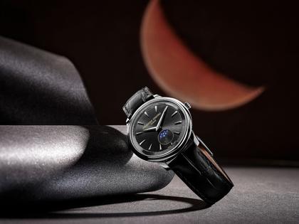 Frederique Constant Classics Moneta Moonphase Quarz 37mm schwarzes Zifferblatt schwarzes Lederband – Herrenuhren Uhr ohne Datum aus Edelstahl und Leder. Das Gehäuse ist rund und silber. Das Lederarmband ist schwarz. Das Zifferblatt ist ein Index in schwarz. – Ansicht 4