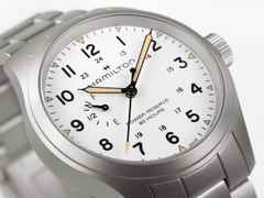 Hamilton Khaki Field Mechanical Power Reserve Handaufzug Edelstahl 40mm weißes Zifferblatt Metallband – Herrenuhren Uhr ohne Datum aus Edelstahl. Das Gehäuse ist rund und silber. Das Edelstahlarmband ist silber. Das Zifferblatt ist arabisch und weiß. – Ansicht 2