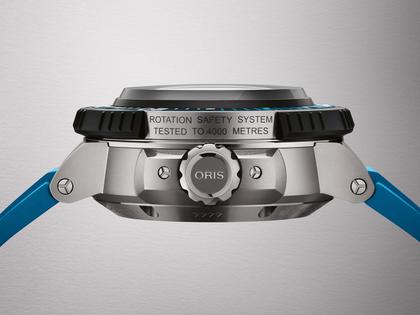 Oris Aquis Pro 4000M Automatik Titan 49,5mm blaues Wellen-Zifferblatt blaues Kautschukband – Herrenuhren Uhr mit Datum aus Kautschuk und Titan. Das Gehäuse ist rund und grau. Das Kautschuk / Kunststoff / Silikon Armband ist blau. Das Zifferblatt ist ein Index in blau. – Ansicht 5