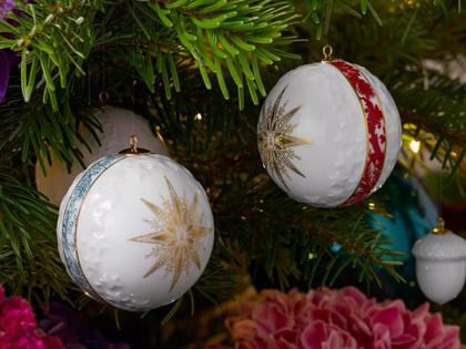 Meissen Baumschmuck Kugel "Meissen Christmas Star" blau mit goldener Öse – Porzellanwaren Porzellandekoration in weiß und aus Porzellan und vergoldet. – Ansicht 4