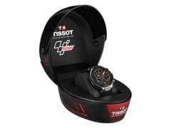 Tissot T-Race MotoGP                   2025 Chronograph Limited Edition Quarz Edelstahl 45mm schwarz-braunes Zifferblatt schwarzes Silikonband – Herrenuhren Chronograph aus Edelstahl und PVD beschichtet. Das Gehäuse ist rund und silber. Das Kautschuk / Kunststoff / Silikon Armband ist schwarz. Das Zifferblatt ist ein Index in schwarz. – Ansicht 7