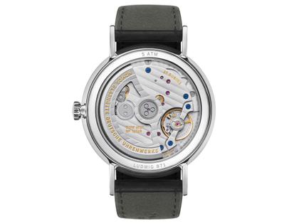 Nomos Glashütte Ludwig neomatik 41 römisches Datum Automatik Edelstahl weißes Zifferblatt schwarzes Lederband – Herrenuhren Uhr mit Datum aus Edelstahl. Das Gehäuse ist rund und silber. Das Lederarmband ist schwarz. Das Zifferblatt ist römisch Index und weiß. – Ansicht 5