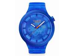 Swatch Big Bold Biosourced Colours of Joy Navy Quarz Kunststoff 47mm blaues Zifferblatt blaues Kunststoffband – Herrenuhren Uhr ohne Datum aus Bio-Kunststoff und Kunststoff. Das Gehäuse ist rund und blau. Das Kautschuk / Kunststoff / Silikon Armband ist blau. Das Zifferblatt ist ohne Zeichen und blau.