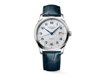 Longines Master Collection Automatik Edelstahl 41mm silbernes Zifferblatt blaues Lederband – Herrenuhren Uhr mit Datum aus Edelstahl und Leder. Das Gehäuse ist rund und silber. Das Lederarmband Kroko / Alligator ist blau. Das Zifferblatt ist arabisch und silber.