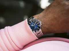 Oris Aquis Date Calibre 400 Automatik Edelstahl 41,5mm blaues Zifferblatt Metallband – Herrenuhren Uhr mit Datum aus Edelstahl. Das Gehäuse ist rund und silber. Das Edelstahlarmband ist silber. Das Zifferblatt ist ein Index in blau. – Ansicht 8