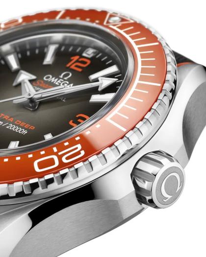 Omega Seamaster Planet Ocean 6000M Ultra Deep Automatik Edelstahl 45,5mm oranges Zifferblatt Kautschukband – Herrenuhren Uhr ohne Datum aus Edelstahl, Keramik und Titan. Das Gehäuse ist rund und silber. Das Kautschuk / Kunststoff / Silikon Armband ist schwarz. Das Zifferblatt ist arabisch Index und grau. – Ansicht 4