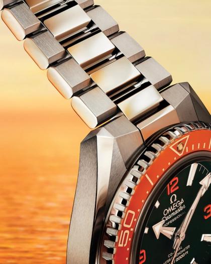 Omega Seamaster Planet Ocean 600M Automatik Edelstahl 42mm schwarzes Zifferblatt orange Keramiklünette Metallband – Herrenuhren Uhr ohne Datum aus Edelstahl und Keramik. Das Gehäuse ist rund und silber. Das Edelstahlarmband ist silber. Das Zifferblatt ist arabisch Index und schwarz. – Ansicht 5