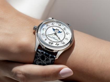 Frederique Constant Classics Elegance Luna Automatik Edelstahl 36mm weißes Zifferblatt blaues Lederband – Damenuhren Uhr ohne Datum aus Edelstahl und Leder. Das Gehäuse ist rund und silber. Das Lederarmband ist blau. Das Zifferblatt ist arabisch und weiß. – Ansicht 8