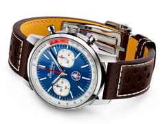 Breitling Top Time B01 Shelby Cobra Automatik Edelstahl 41mm blaues Zifferblatt braunes Lederband – Herrenuhren Chronograph aus Edelstahl. Das Gehäuse ist rund und silber. Das Lederarmband ist braun. Das Zifferblatt ist ein Index in blau. – Ansicht 2