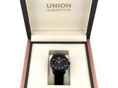 Union Glashütte Belisar Chronograph Sport Automatik Edelstahl PVD-Schwarz 43mm schwarzes Zifferblatt schwarzes Kautschukband D002.627.16.207.00 Full Set Occasion Refurbished – Herrenuhren Chronograph aus Carbon, Edelstahl und PVD beschichtet. Das Gehäuse ist rund und schwarz. Das Kautschuk / Kunststoff / Silikon Armband ist schwarz. Das Zifferblatt ist arabisch Index und schwarz. – Ansicht 5