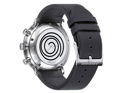 Junghans Max Bill Edition 2019 Set Chronograph und Tischuhr – Herrenuhren Chronograph aus Edelstahl. Das Gehäuse ist rund und silber. Das Lederarmband ist schwarz. Das Zifferblatt ist arabisch Index und weiß. – Ansicht 3