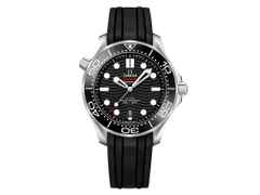 Omega Seamaster Diver 300M Automatik Edelstahl 42mm schwarzes Zifferblatt schwarzes Kautschukband – Herrenuhren Uhr mit Datum aus Edelstahl und Keramik. Das Gehäuse ist rund und silber. Das Kautschuk / Kunststoff / Silikon Armband ist schwarz. Das Zifferblatt ist ein Index in schwarz.