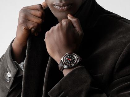 Longines Ultra-Chron Automatik Edelstahl 43mm schwarzes Zifferblatt braunes Lederband – Herrenuhren Uhr ohne Datum aus Edelstahl, Keramik und Leder. Das Gehäuse ist rund und silber. Das Lederarmband ist braun. Das Zifferblatt ist ein Index in schwarz. – Ansicht 4