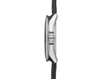 Junghans 1972 Mega Solar Chronograph Funkuhr Edelstahl 43mm schwarzes Zifferblatt schwarzes Lederband – Herrenuhren Chronograph aus Edelstahl und Leder. Das Gehäuse ist rund und silber. Das Lederarmband ist schwarz. Das Zifferblatt ist ein Index in schwarz. – Ansicht 2