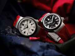 Mühle Glashütte S.A.R. Rescue-Timer LUMEN Automatik 42mm beiges Zifferblatt rotes Kautschukband – Herrenuhren Uhr mit Datum aus Edelstahl und Kautschuk. Das Gehäuse ist rund und silber. Das Kautschuk / Kunststoff / Silikon Armband ist rot. Das Zifferblatt ist ein Index in weiß. – Ansicht 4