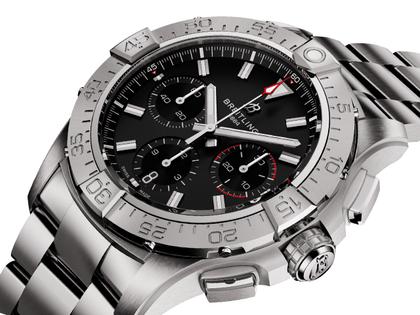 Breitling Avenger B01 Chronograph 42 Automatik Edelstahl 42mm schwarzes Zifferblatt Metallband – Herrenuhren Chronograph aus Edelstahl. Das Gehäuse ist rund und silber. Das Edelstahlarmband ist silber. Das Zifferblatt ist ein Index in schwarz. – Ansicht 2