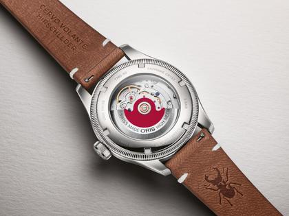 Oris Big Crown Pointer Date X Cervo Volante Automatik Edelstahl 40mm orangefarbenes Zifferblatt braunes Lederband – Herrenuhren Uhr mit Datum aus Edelstahl und Leder. Das Gehäuse ist rund und silber. Das Lederarmband ist braun. Das Zifferblatt ist arabisch und orange. – Ansicht 5