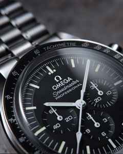 Omega Speedmaster Moonwatch Professional Chronograph Handaufzug Edelstahl 42mm schwarzes Zifferblatt Metallband – Herrenuhren Chronograph aus Edelstahl und eloxiertes Aluminium. Das Gehäuse ist rund und silber. Das Edelstahlarmband ist silber. Das Zifferblatt ist ein Index in schwarz. – Ansicht 4