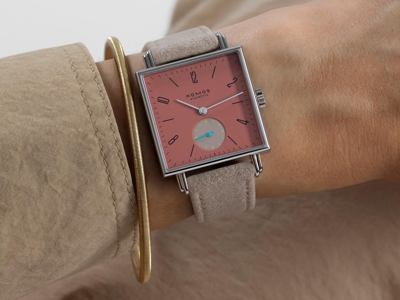 Nomos Glashütte Tetra Origins Terra Handaufzug Edelstahl 29,5mm rotes Zifferblatt graues Lederband Stahlboden – Damenuhren Uhr ohne Datum aus Edelstahl und Leder. Das Gehäuse ist quadratisch und silber. Das Lederarmband ist grau. Das Zifferblatt ist arabisch Index und rot. – Ansicht 11