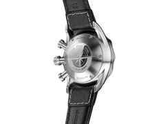 Junghans Meister Pilot Chronoscope Automatik Edelstahl 43mm schwarzes Zifferblatt schwarzes Lederband – Herrenuhren Chronograph aus Edelstahl. Das Gehäuse ist rund und silber. Das Lederarmband ist schwarz. Das Zifferblatt ist arabisch Index und schwarz. – Ansicht 3