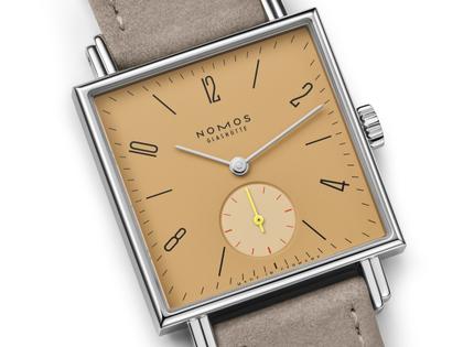Nomos Glashütte Tetra Origins Ochra Handaufzug Edelstahl 29,5mm gelbes Zifferblatt graues Lederband Stahlboden – Damenuhren Uhr ohne Datum aus Edelstahl und Leder. Das Gehäuse ist quadratisch und silber. Das Lederarmband ist grau. Das Zifferblatt ist arabisch Index und gelb. – Ansicht 5