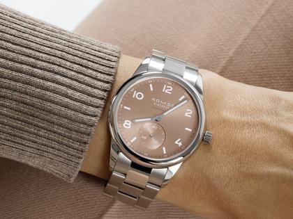 Nomos Glashütte Club Sport neomatik 39 Ember Automatik Edelstahl beiges Zifferblatt Metallband Glasboden – Herrenuhren Uhr ohne Datum aus Edelstahl. Das Gehäuse ist rund und silber. Das Edelstahlarmband ist silber. Das Zifferblatt ist arabisch Index und beige. – Ansicht 3