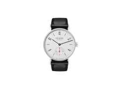 Nomos Glashütte Tangente 35 neomatik Automatik Edelstahl 35mm weißes Zifferblatt schwarzes Lederband – Damenuhren Uhr ohne Datum aus Edelstahl. Das Gehäuse ist rund und silber. Das Lederarmband ist schwarz. Das Zifferblatt ist arabisch Index und silber.