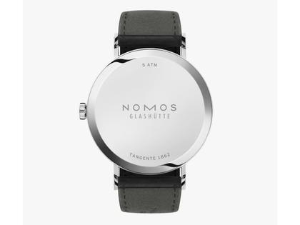 Nomos Glashütte Tangente 39 neomatik Blaugold Automatik Edelstahl 39mm blaues Zifferblatt schwarzes Lederband Stahlboden – Herrenuhren Uhr ohne Datum aus Edelstahl. Das Gehäuse ist rund und silber. Das Lederarmband ist schwarz. Das Zifferblatt ist arabisch Index und blau. – Ansicht 5