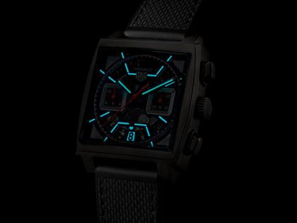TAG Heuer Monaco Chronograph Automatik Titan 39mm skelettiertes Zifferblatt schwarzes Kautschuk-Lederband – Herrenuhren Chronograph aus Titan. Das Gehäuse ist quadratisch und silber. Das Kautschuk / Kunststoff / Silikon Armband ist schwarz. Das Zifferblatt ist ein Index in schwarz. – Ansicht 3