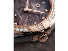 Omega Constellation Quarz Edelstahl Rotgold 25mm fliederfarbenes Zifferblatt mit Brillanten Metallband – Damenuhren Uhr ohne Datum aus 750 Rotgold und Edelstahl. Das Gehäuse ist rund und silber. Das Edelstahlarmband ist silber-roségold. Das Zifferblatt ist ein Index in lila. – Ansicht 4