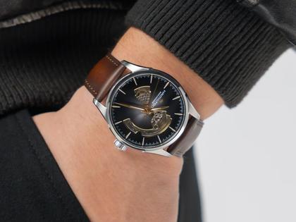 Hamilton Jazzmaster Open Heart Automatik Edelstahl 42mm braunes Zifferblatt braunes Lederband – Herrenuhren Uhr ohne Datum aus Edelstahl und Leder. Das Gehäuse ist rund und silber. Das Lederarmband ist braun. Das Zifferblatt ist ein Index in braun. – Ansicht 6