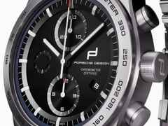 Porsche Design Custom Built Timepieces Watchmakers Choice "DarkNightBlue" Chronograph Automatik Titan 42mm schwarzes Zifferblatt Metallband – Herrenuhren Chronograph aus Edelstahl und Titan. Das Gehäuse ist rund und grau. Das Titanarmband ist grau. Das Zifferblatt ist ein Index in schwarz. – Ansicht 3