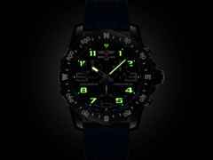 Breitling Endurance Pro 44 Chronograph Quarz Breitlight schwarzes Zifferblatt blaues Kautschukband – Herrenuhren Chronograph aus Kautschuk und Sonstiges. Das Gehäuse ist rund und schwarz. Das Kautschuk / Kunststoff / Silikon Armband ist blau. Das Zifferblatt ist arabisch Index und schwarz. – Ansicht 5