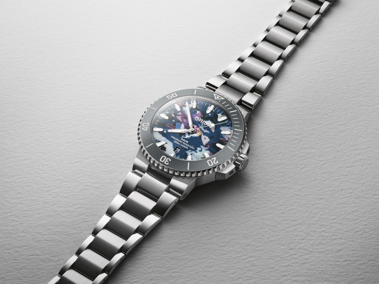 Oris Aquis Date Upcycle Automatik Edelstahl 43,5mm mehrfarbiges Zifferblatt Metallband – Herrenuhren Uhr mit Datum aus Edelstahl und Keramik. Das Gehäuse ist rund und silber. Das Edelstahlarmband ist silber. Das Zifferblatt ist ein Index in mehrfarbig. – Ansicht 2