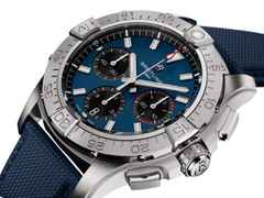 Breitling Avenger B01 Chronograph 42 Automatik Edelstahl 42mm blaues Zifferblatt blaues Lederband – Herrenuhren Chronograph aus Edelstahl und Leder. Das Gehäuse ist rund und silber. Das Lederarmband ist blau. Das Zifferblatt ist ein Index in blau. – Ansicht 2