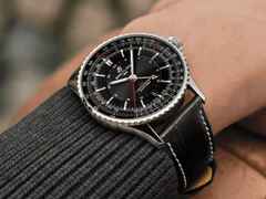 Breitling Navitimer Automatic GMT 41 Chronometer Edelstahl schwarzes Zifferblatt schwarzes Lederband – Herrenuhren Uhr mit Datum aus Edelstahl. Das Gehäuse ist rund und silber. Das Lederarmband Kroko / Alligator ist schwarz. Das Zifferblatt ist ein Index in schwarz. – Ansicht 5