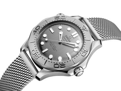 Omega Seamaster Diver 300M Automatik Edelstahl 42mm graues Zifferblatt Metallband – Herrenuhren Uhr ohne Datum aus Edelstahl und Titan. Das Gehäuse ist rund und silber. Das Edelstahlarmband ist silber. Das Zifferblatt ist ein Index in grau. – Ansicht 3